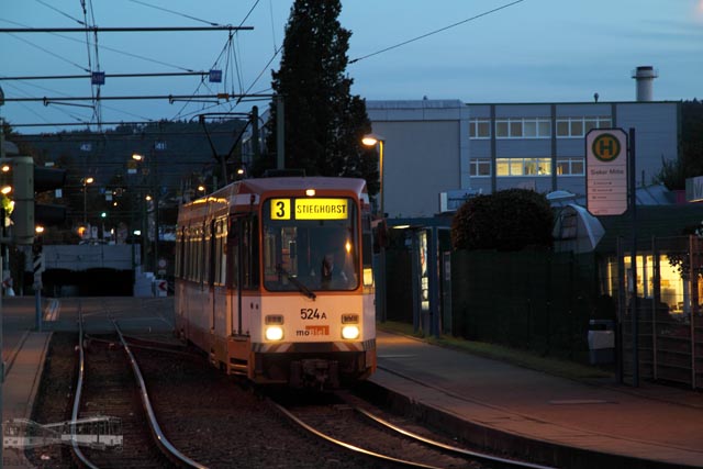 M8C 524 rückt auf die Linie 3 aus, um sogleich in Stieghorst einzusetzen.